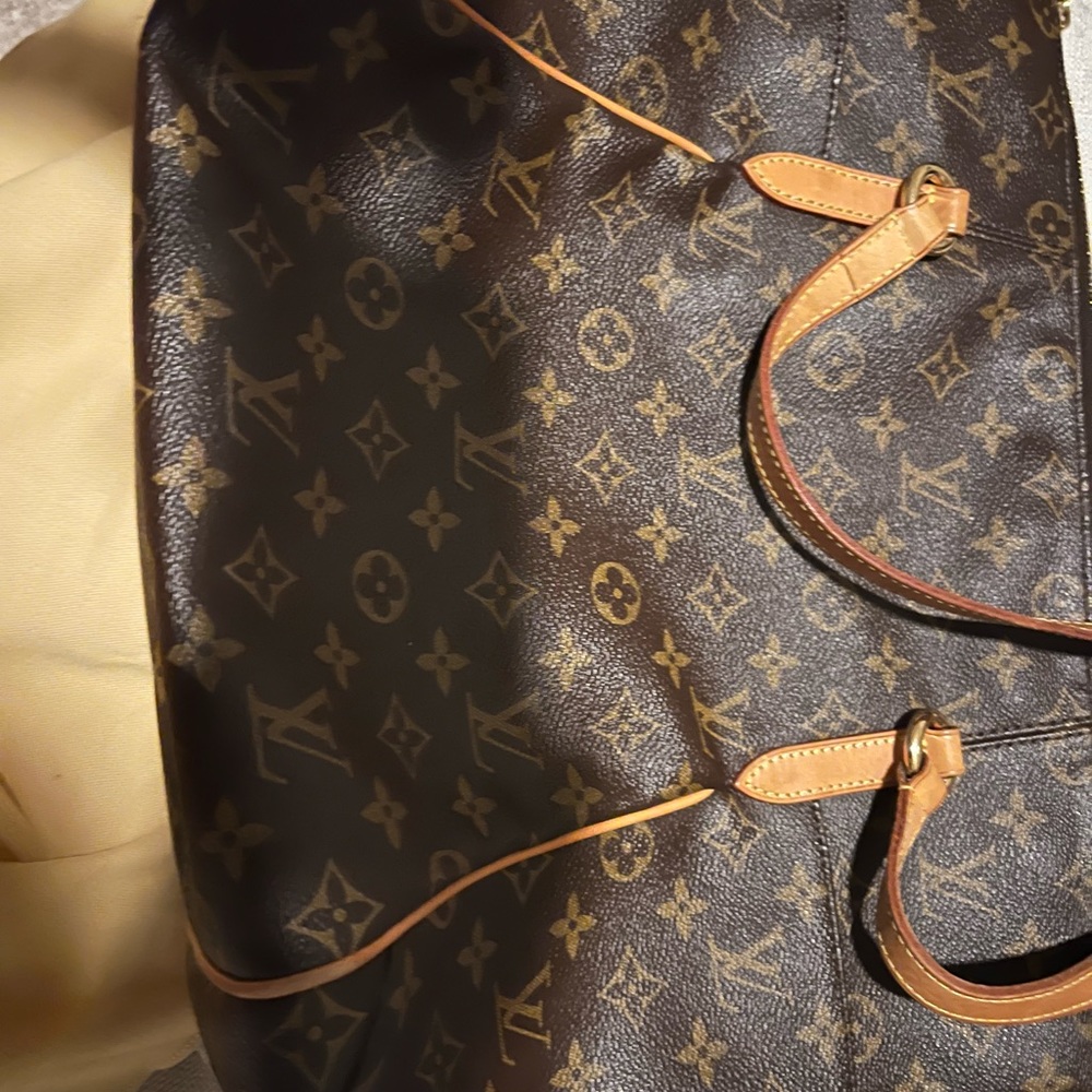 Louis Vuitton Totally MM Monogram Tote - Picture 16 of 16